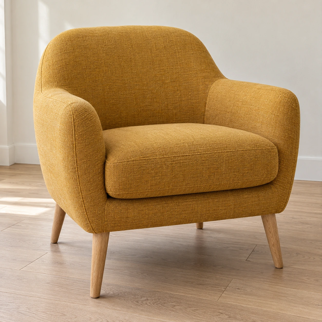 Fauteuil ocre au tissu tissé et aux pieds en bois clair.